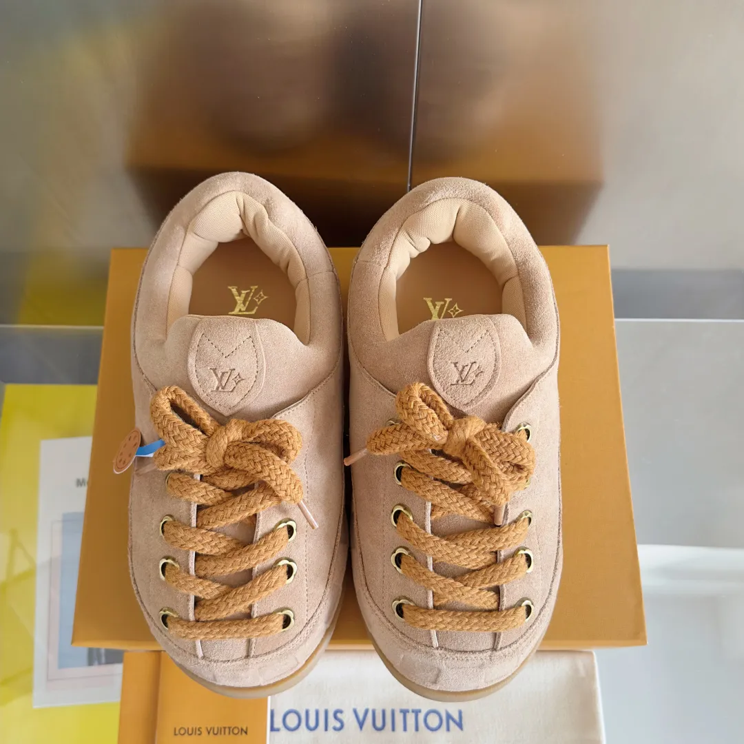 [L Family x Ingo joint model] Top P: 820💰 ▪️Size: Women's 35-40 (customized at 41.42 for women). Men's 39-44 (customized at 38.45.46) LV x Ingo joint model Top version Fatty Forrest Gump shoes Thick sole Couple model Casual sports shoes Original purchase and development Production LV Yeti lace-up shoes from LV Yeti The series combines Japanese "small feet" fashion aesthetics with classic Louis Vuitton elements in avant-garde strokes, subtly paying tribute to the traditional Japanese culture of taking off shoes when entering the house. The suede cow leather is partially embossed with Nigo's reinterpreted Damier pattern, and the comfortable casual shoe configuration highlights street style. Exquisite packaging at the delivery counter🛍📦 ▪️Fabric: Original imported first-layer cowhide ▪️Inner lining: Original custom-made breathable mesh ▪️Sole: Original molded non-slip TPU material ▪️Sole thickness: 5CM